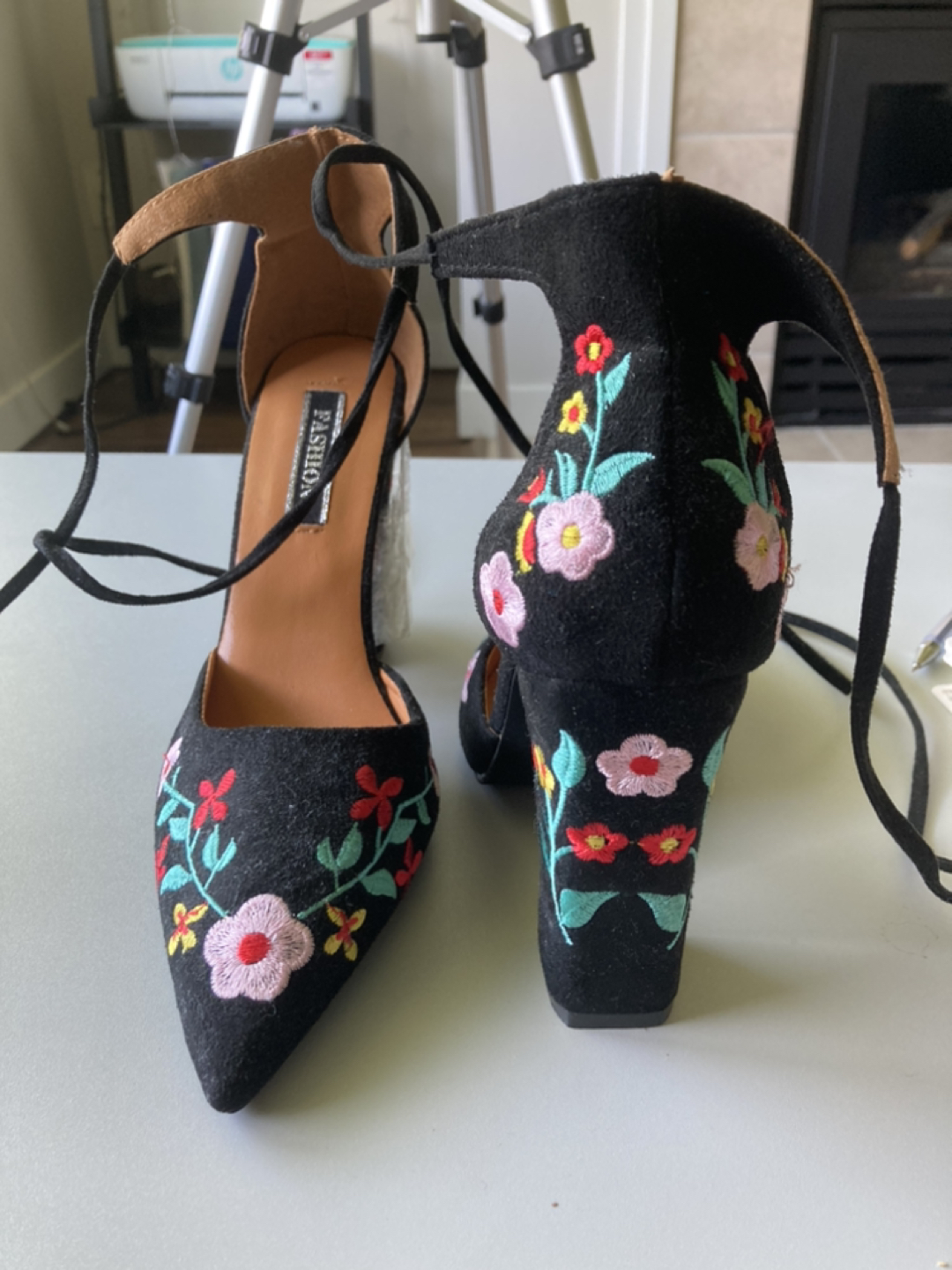 Black shoes with floral pattern - photo 3