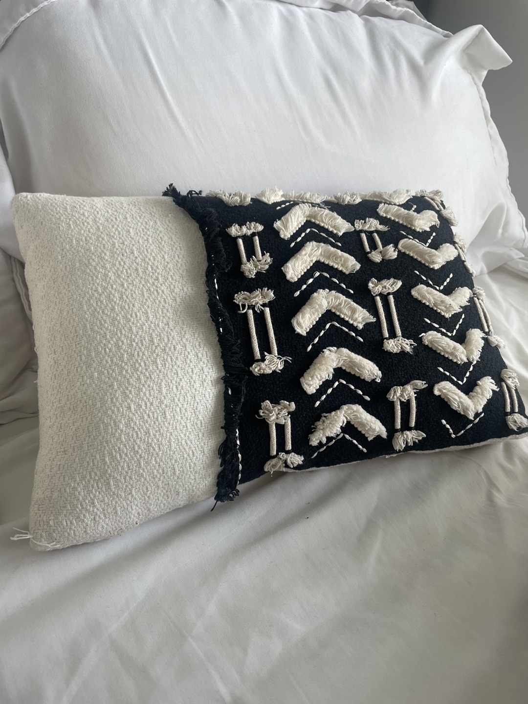 Two black&white throw pillows - photo 3