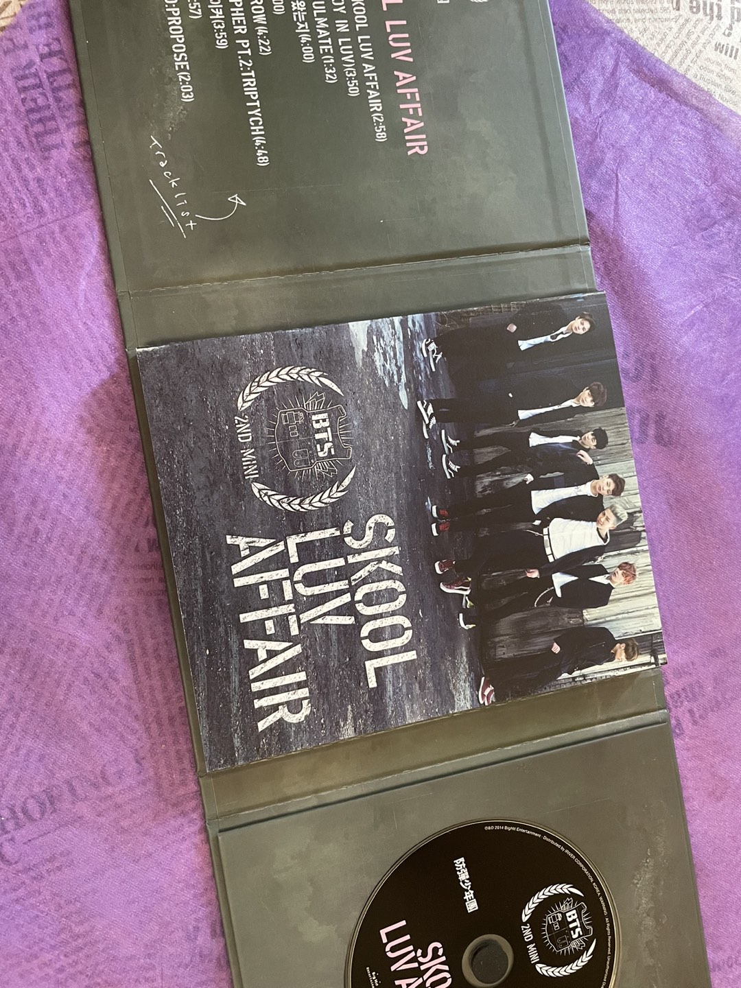 BTS OFFICIAL Album + Photo-cards included + Free photo stand - photo 3
