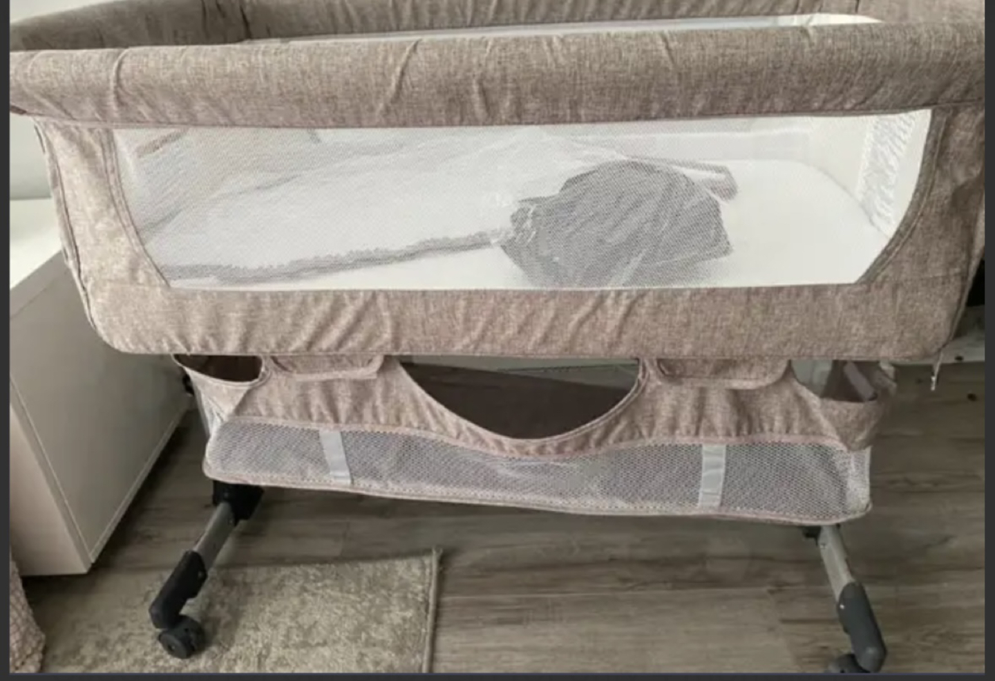 Baby bedside bassinet