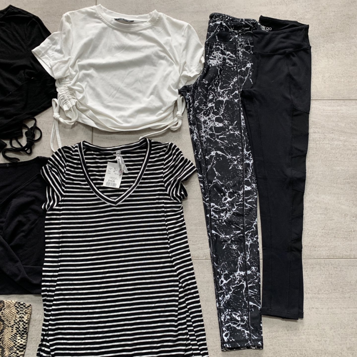 XS/S Lot of 9 Pieces Women’s Tops and Leggings - photo 4