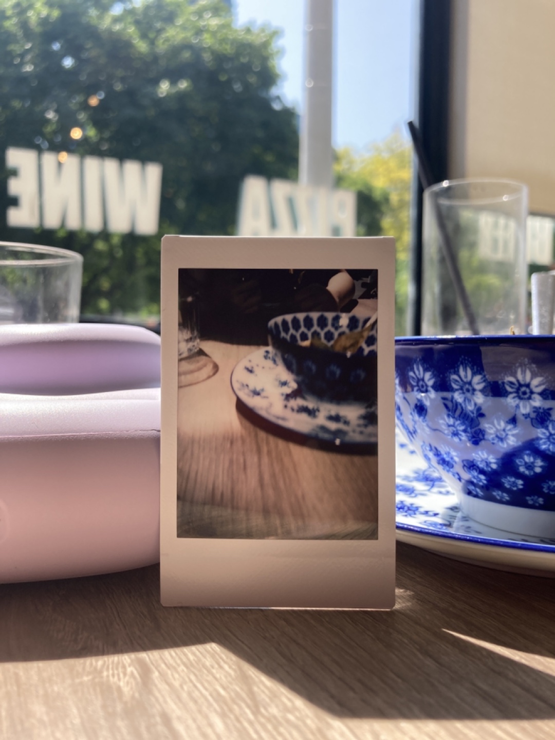 80s Vintage style Tea Cup Picture Photoshoot by Léon Dión - photo 2