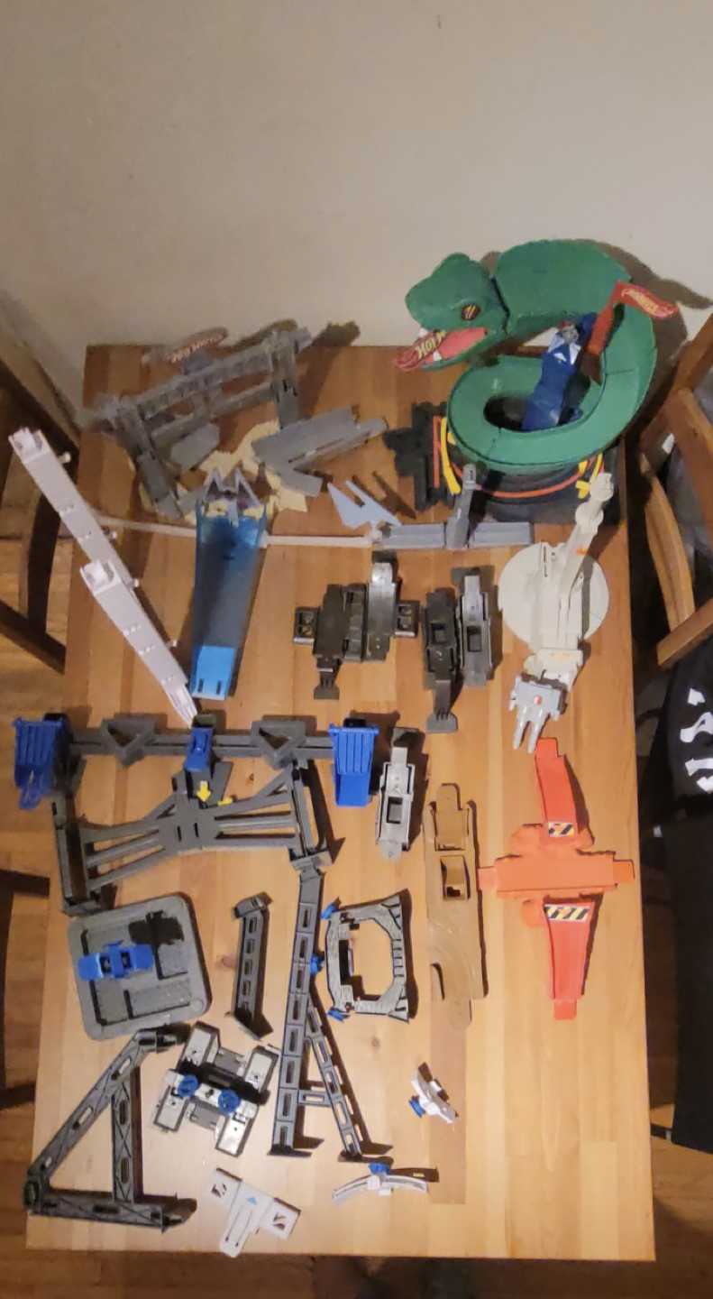 Mega lot of Hot Wheels Tracks & Accessories image indicator(3)