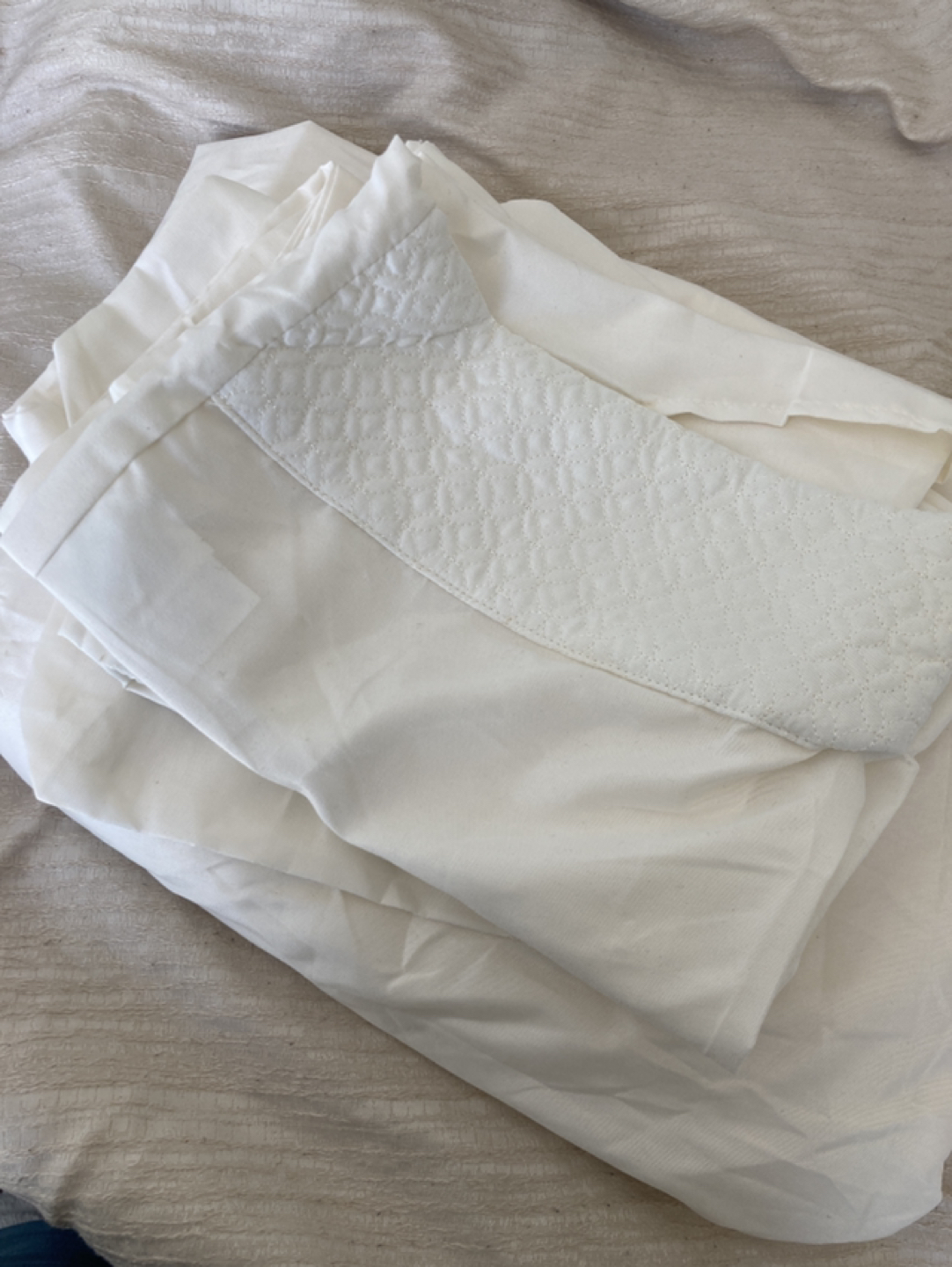 🌱 2 white pillowcase and 1 top sheet for queen size bed thumbnail