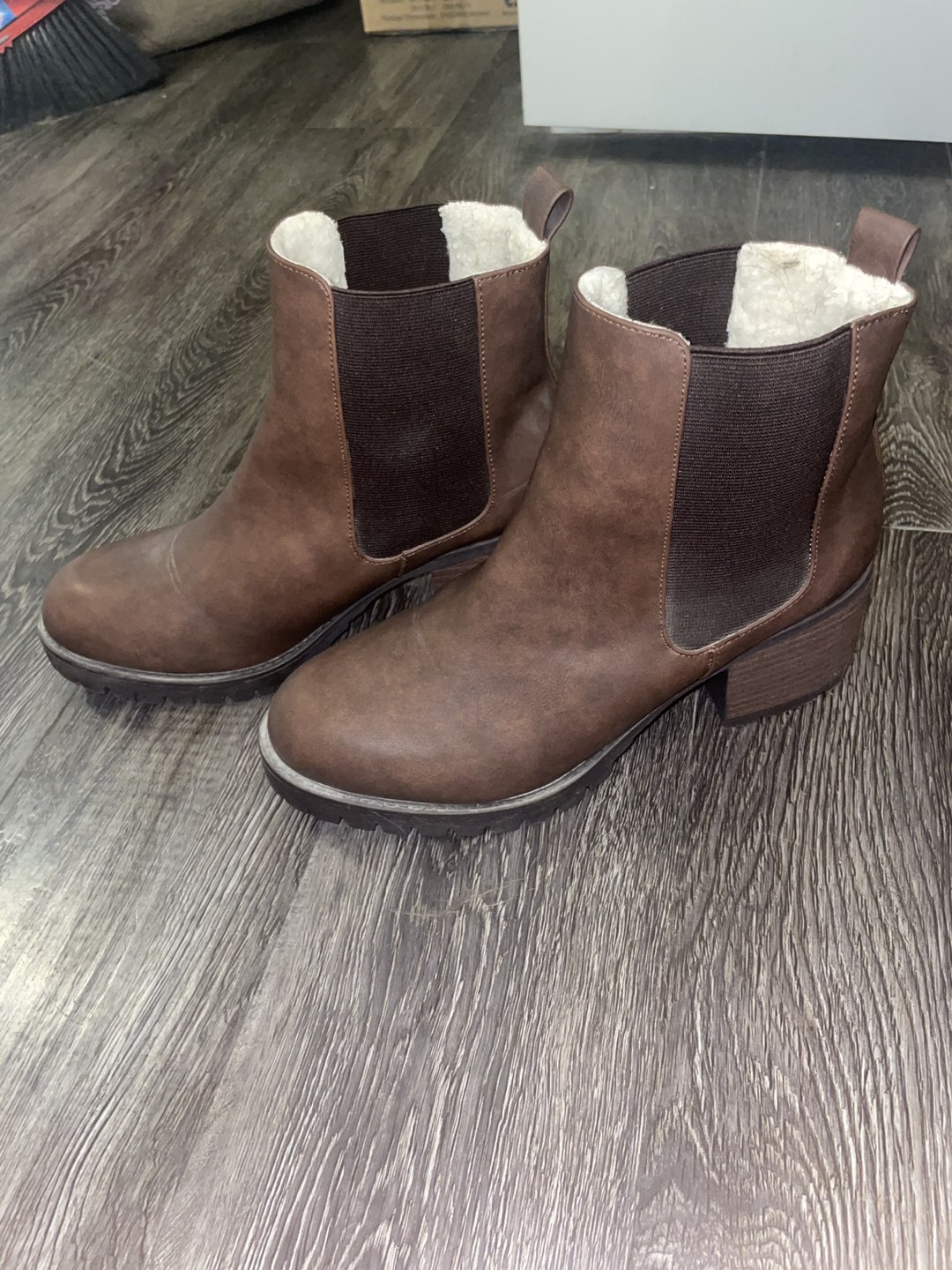 Brown winter boots thumbnail