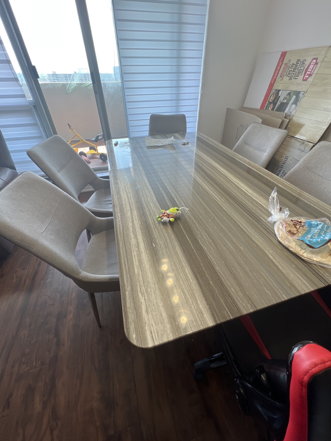 Dinning table plus 5 chairs thumbnail