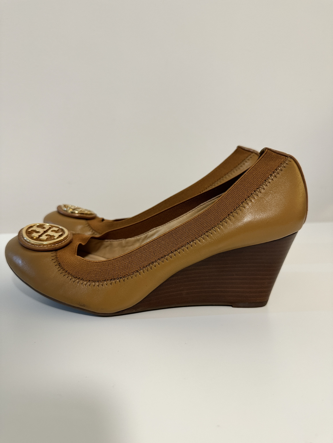 Tory Burch beige wedge shoes size 7 - photo 3