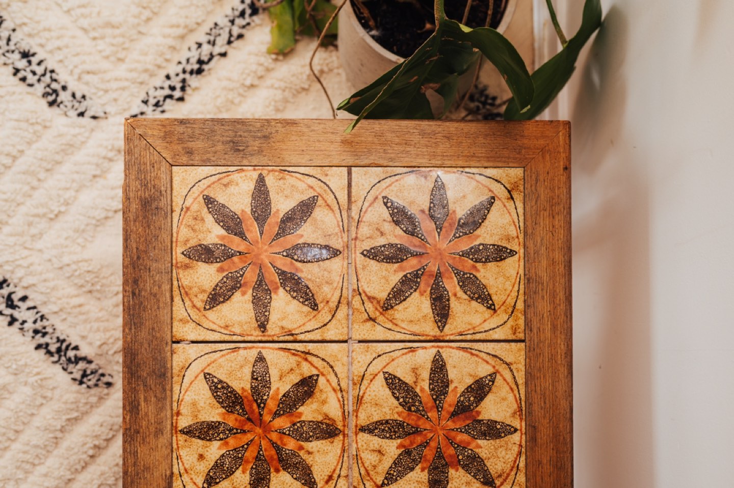 MCM Rustic Tile-Inlay Coffee Table 🤎 - photo 3