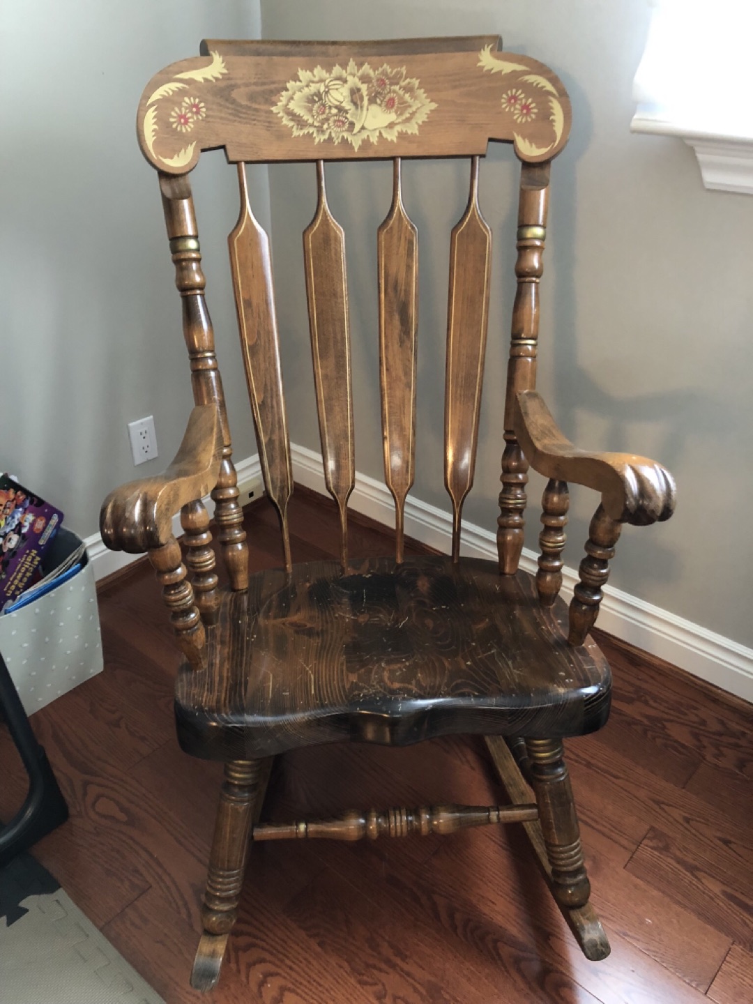 Vintage Rocking Chair 🌱