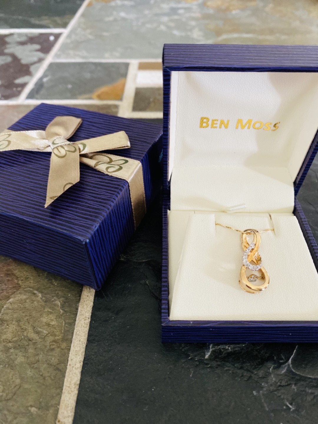 Dancing Diamond Pendant image indicator(2)