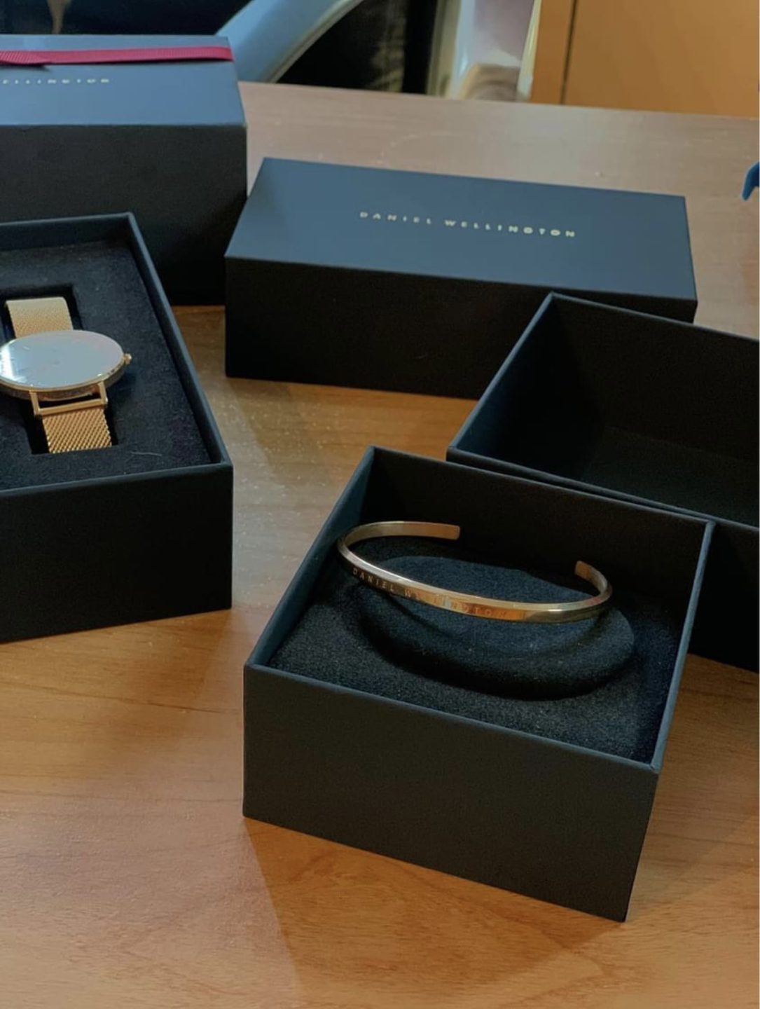 Daniel Wellington watch and bracelet set very good condition :-) thumbnail