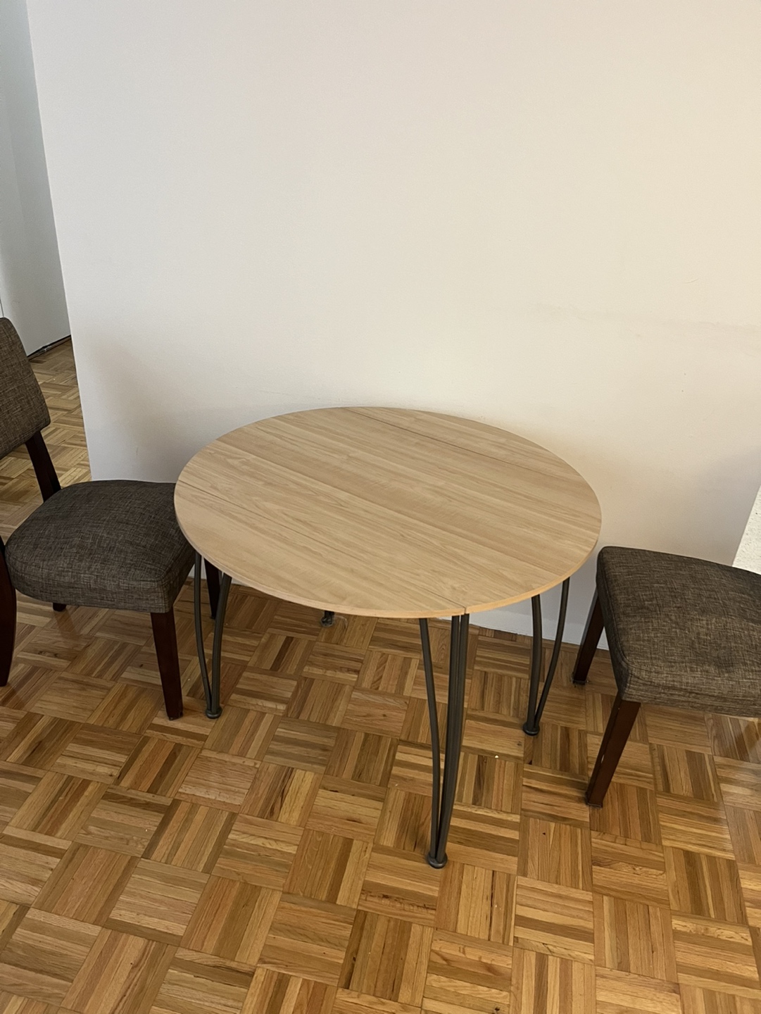Round dining table + two chairs - photo 2