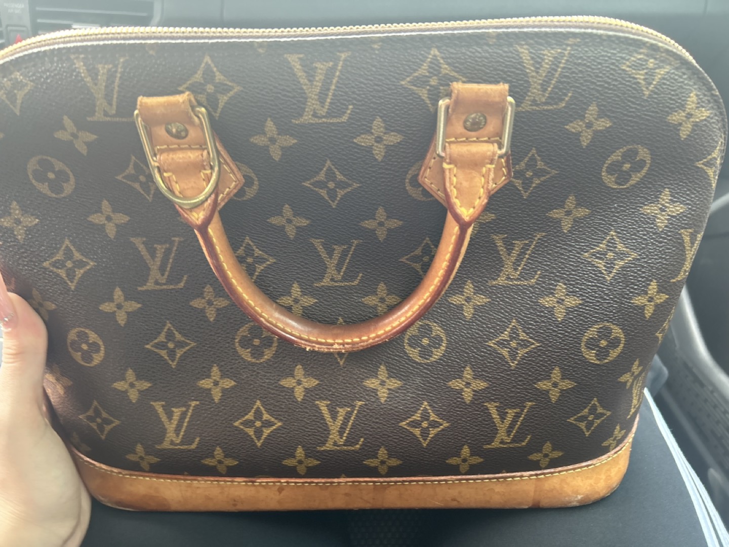 Louis Vuitton bag Price is negotiable taking offers! image indicator(2)