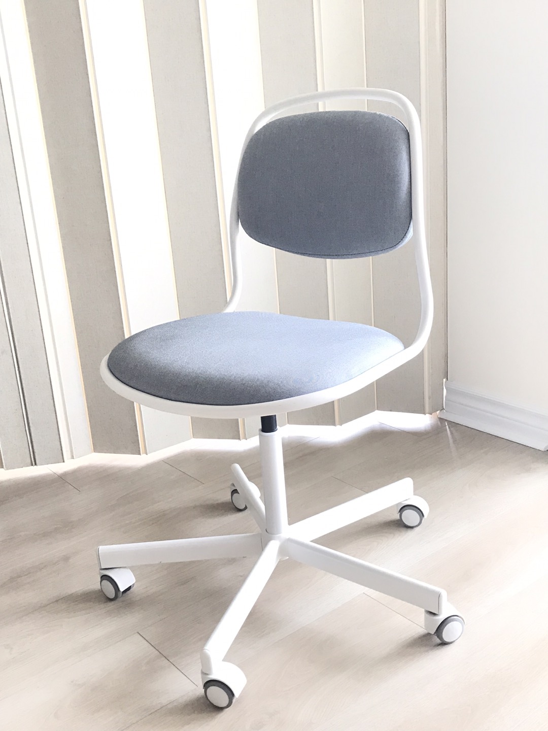 Ikea ÖRFJÄLL
Swivel chair, white/Vissle light gray 🌱