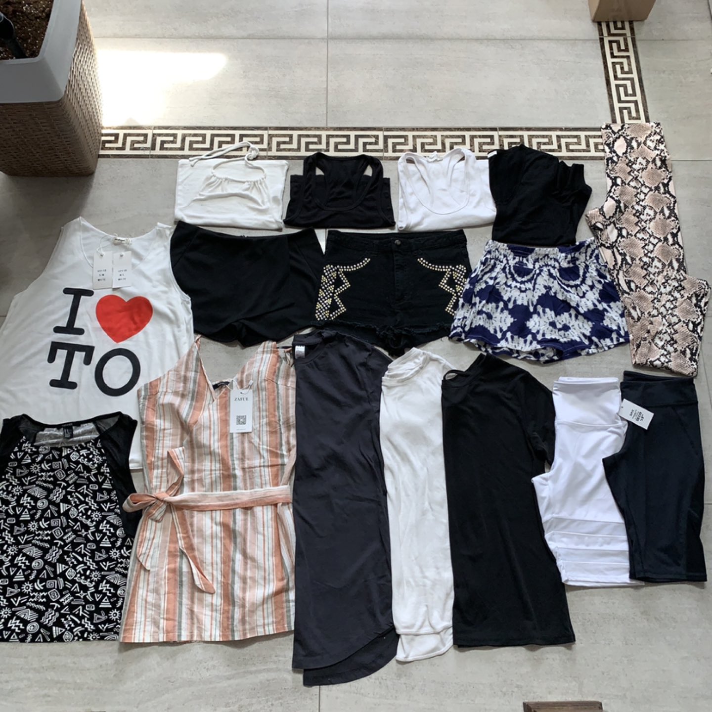 XS/S CLEARANCE - Mixed Lot of Tshirts, Shorts, Tanks
