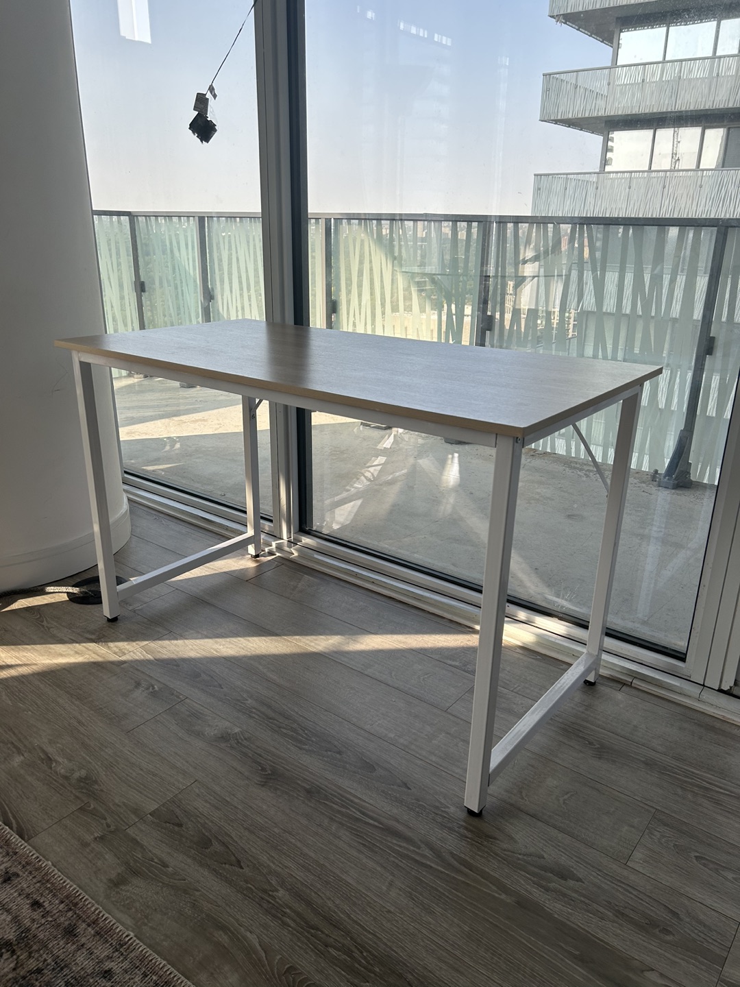 Desk - photo 2
