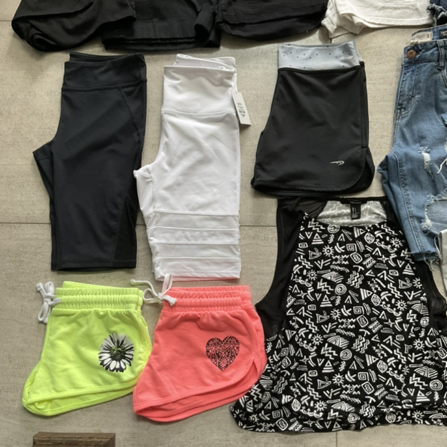 XS/S Summer Mixed Lot of 1️⃣7️⃣ pieces Women’s Shorts and Tops - photo 4