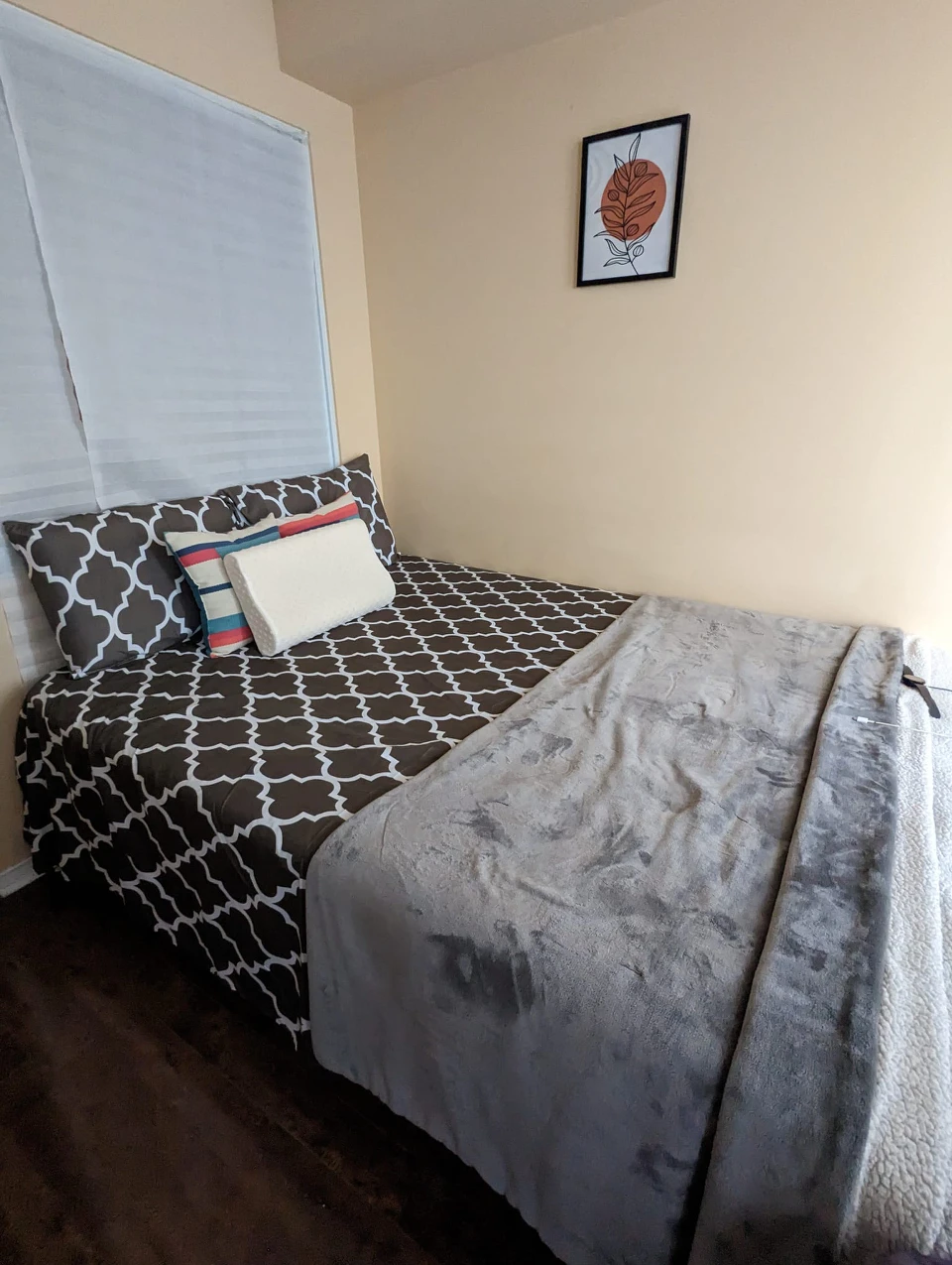 Queen bed in excellent condition - photo 4