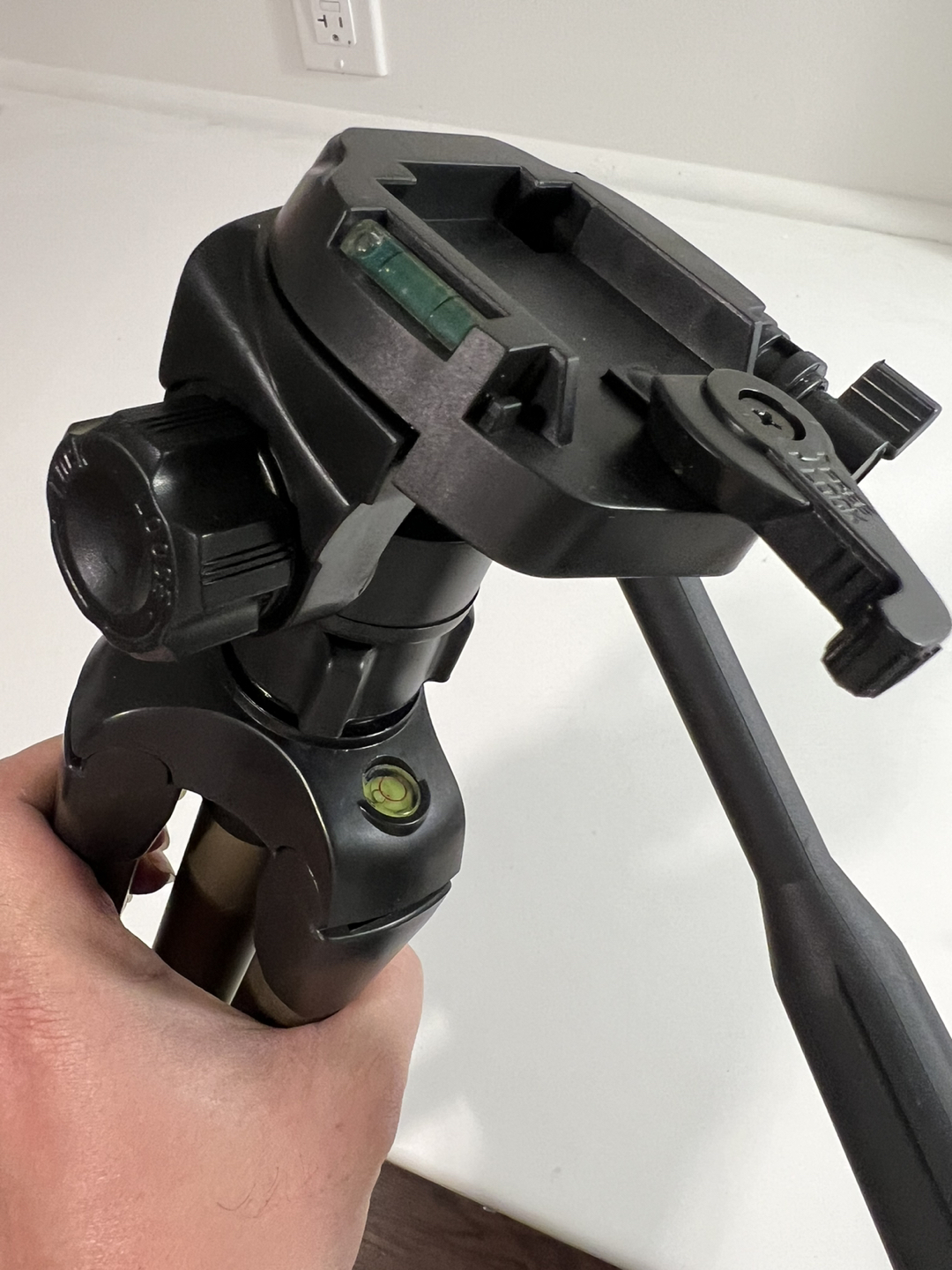 Dynex DSLR Camera Tripod - photo 2