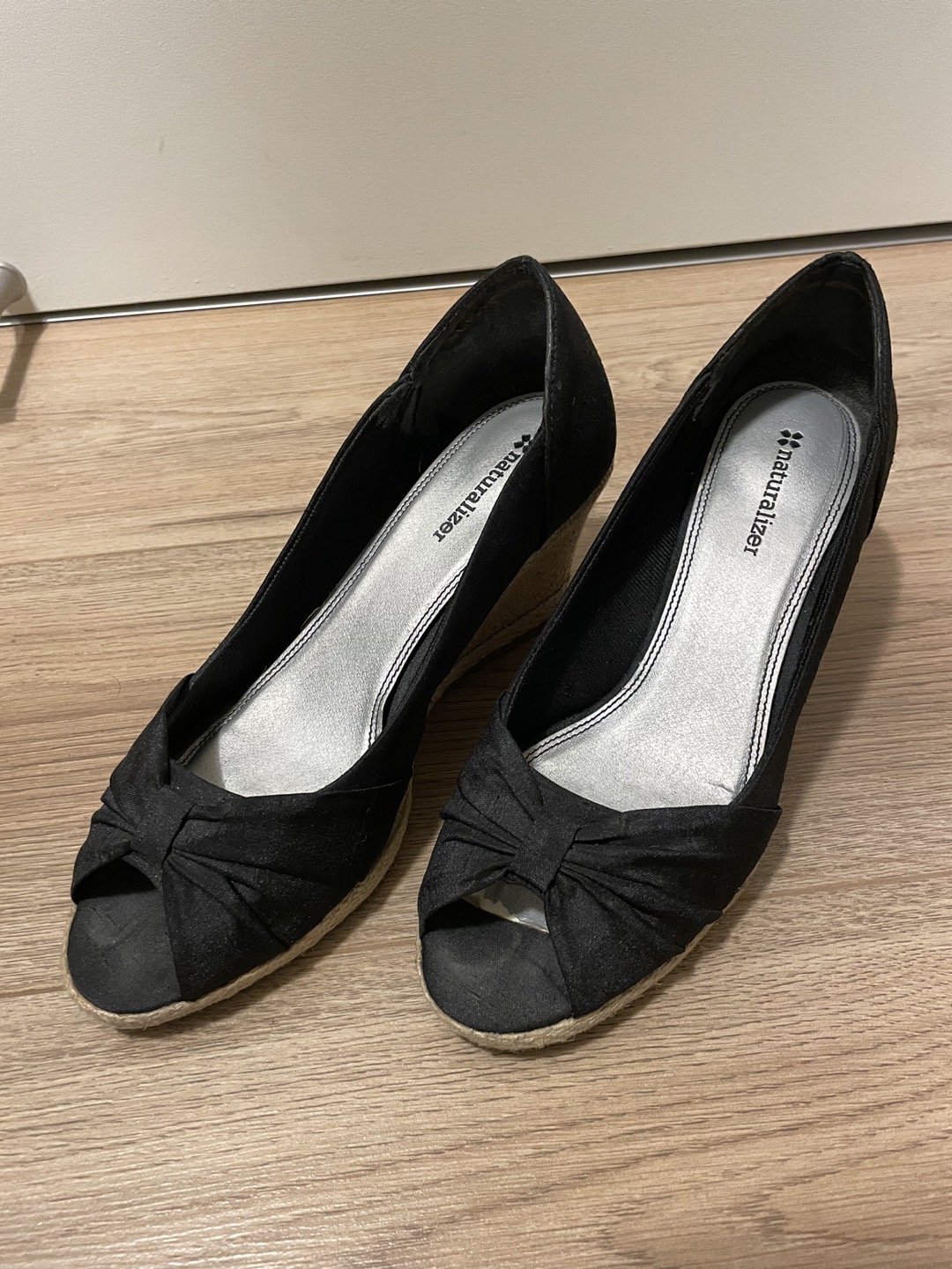 GUC Naturalizer Wedge Sandals Size 8.5