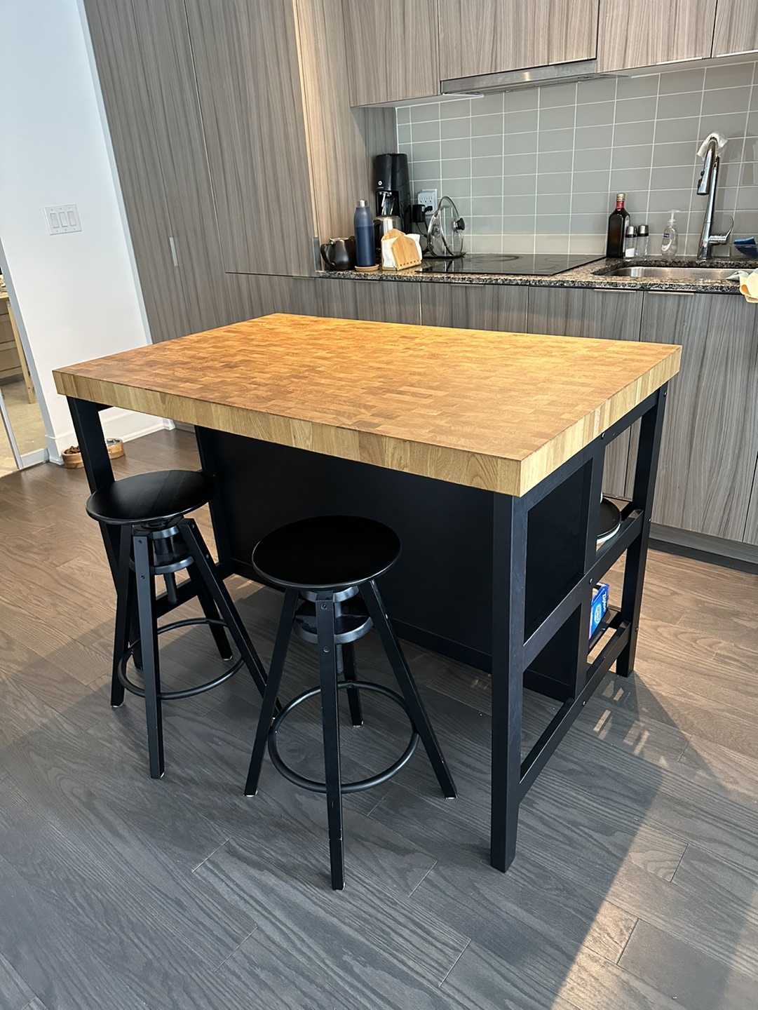 Kitchen island, black/oak table w/chairs