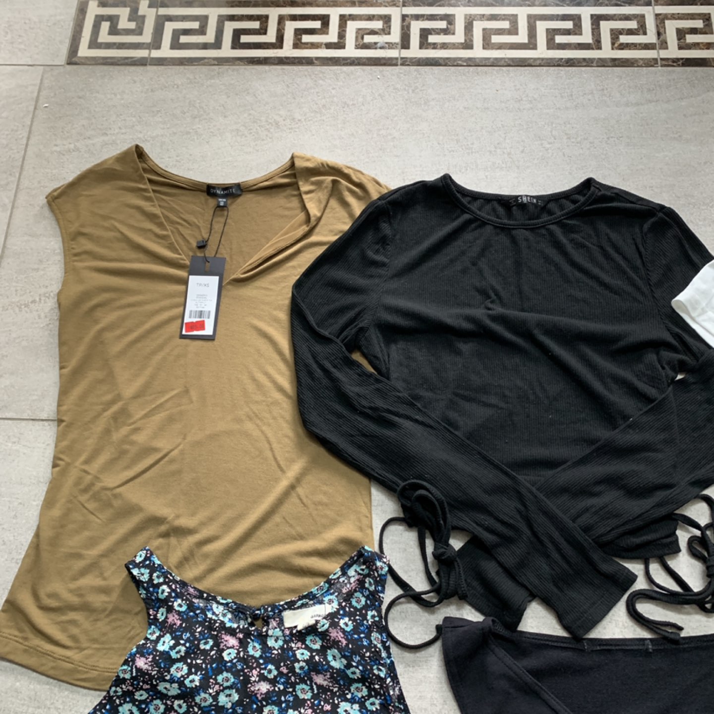 XS/S Lot of 9 Pieces Women’s Tops and Leggings - photo 2