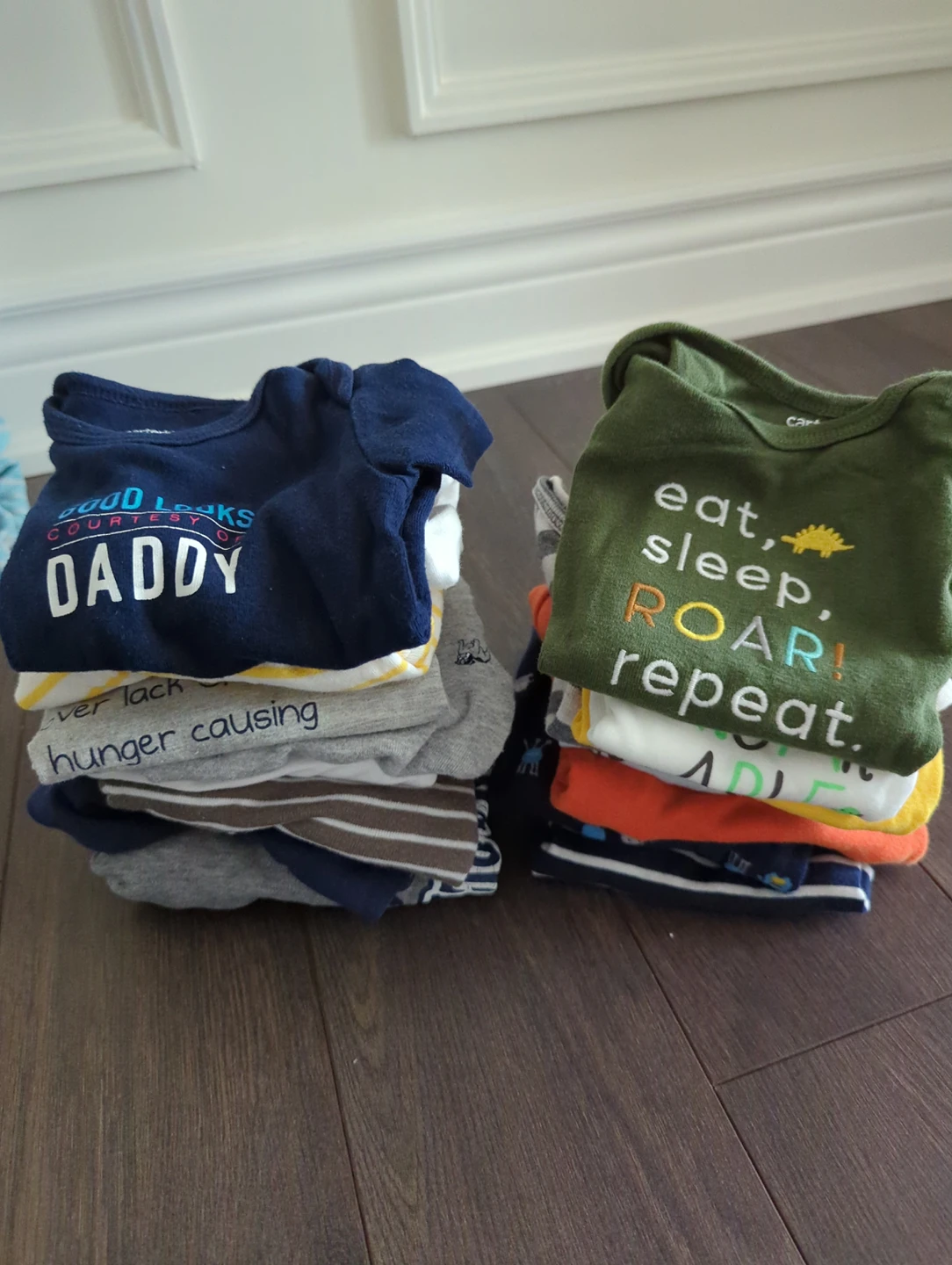 Bundle of 17 short sleeve onesies (6 months old) thumbnail