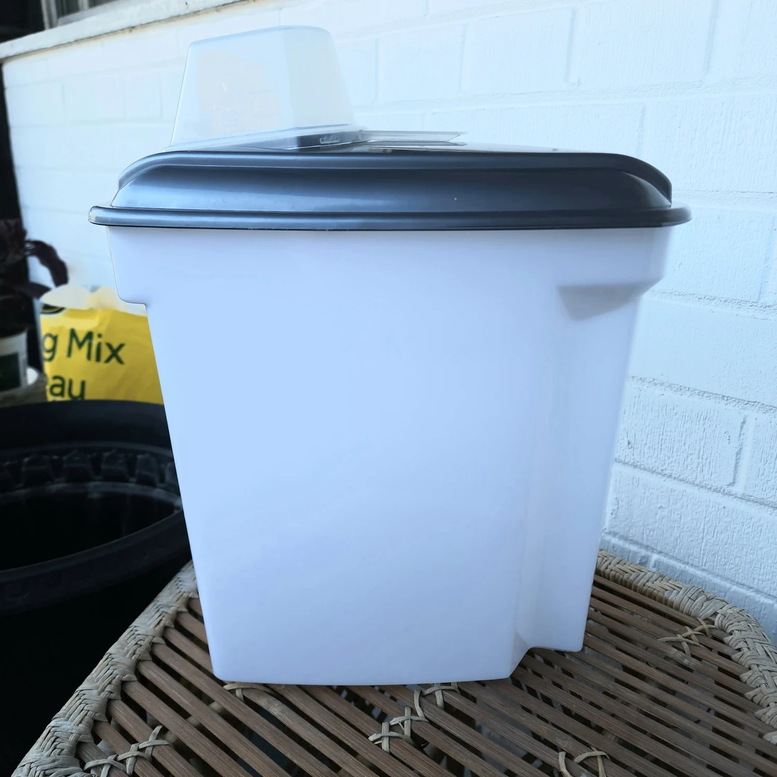 #FREECYCLE# EXTRA LARGE PLASTIC STORAGE CONTAINER WITH SCOOP thumbnail