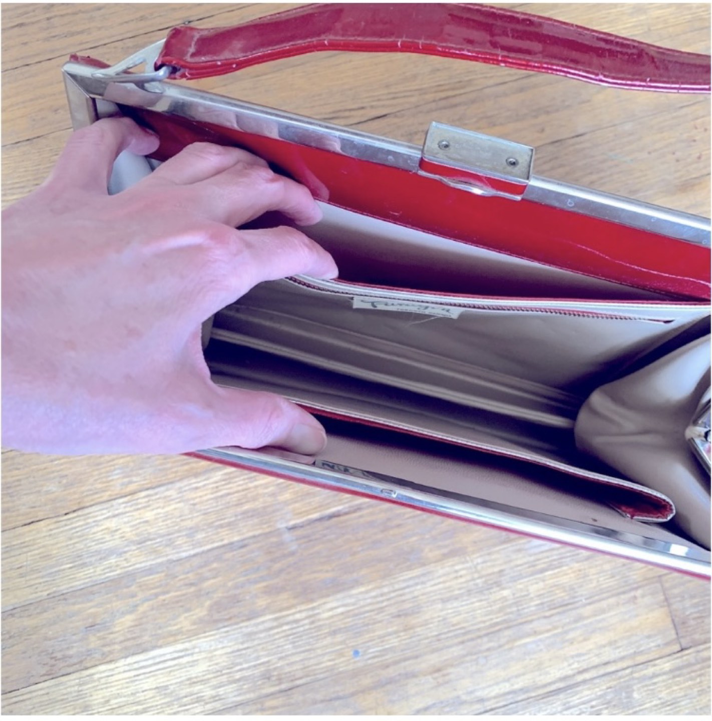 Vintage 1950’s Gorgeous Large Candy Apple Patent Leather Purse image indicator(8)