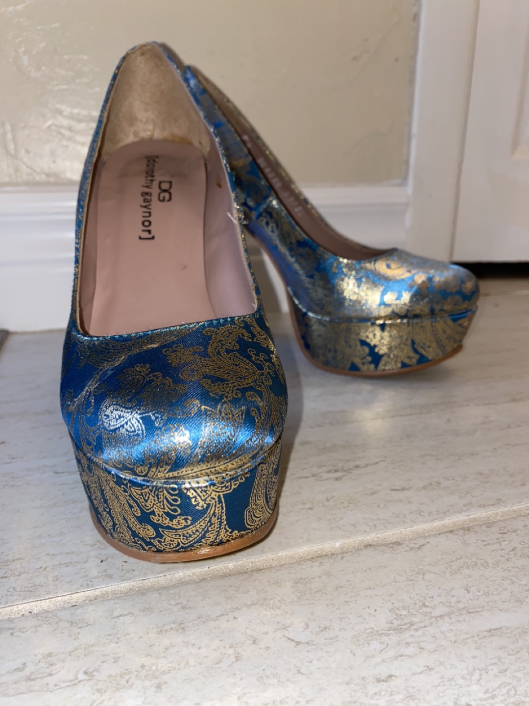 High heels blue and shimmering gold paisley print size woman US7 image indicator(3)
