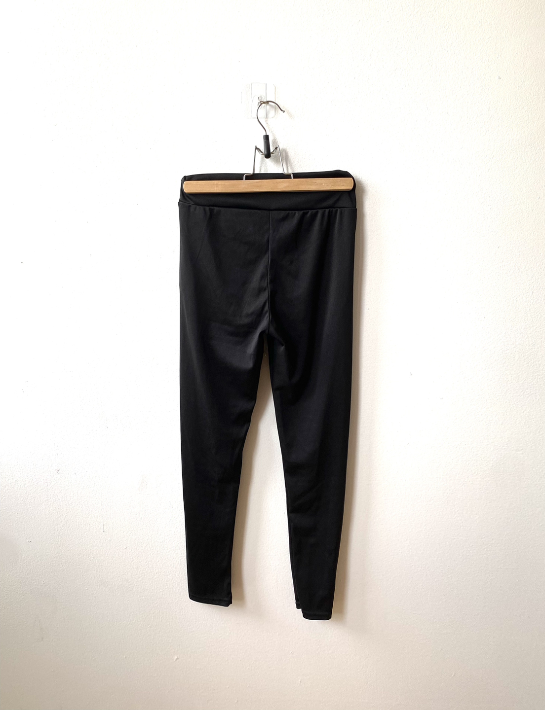 Black stretchy leggings/pants, never wore! image indicator(2)