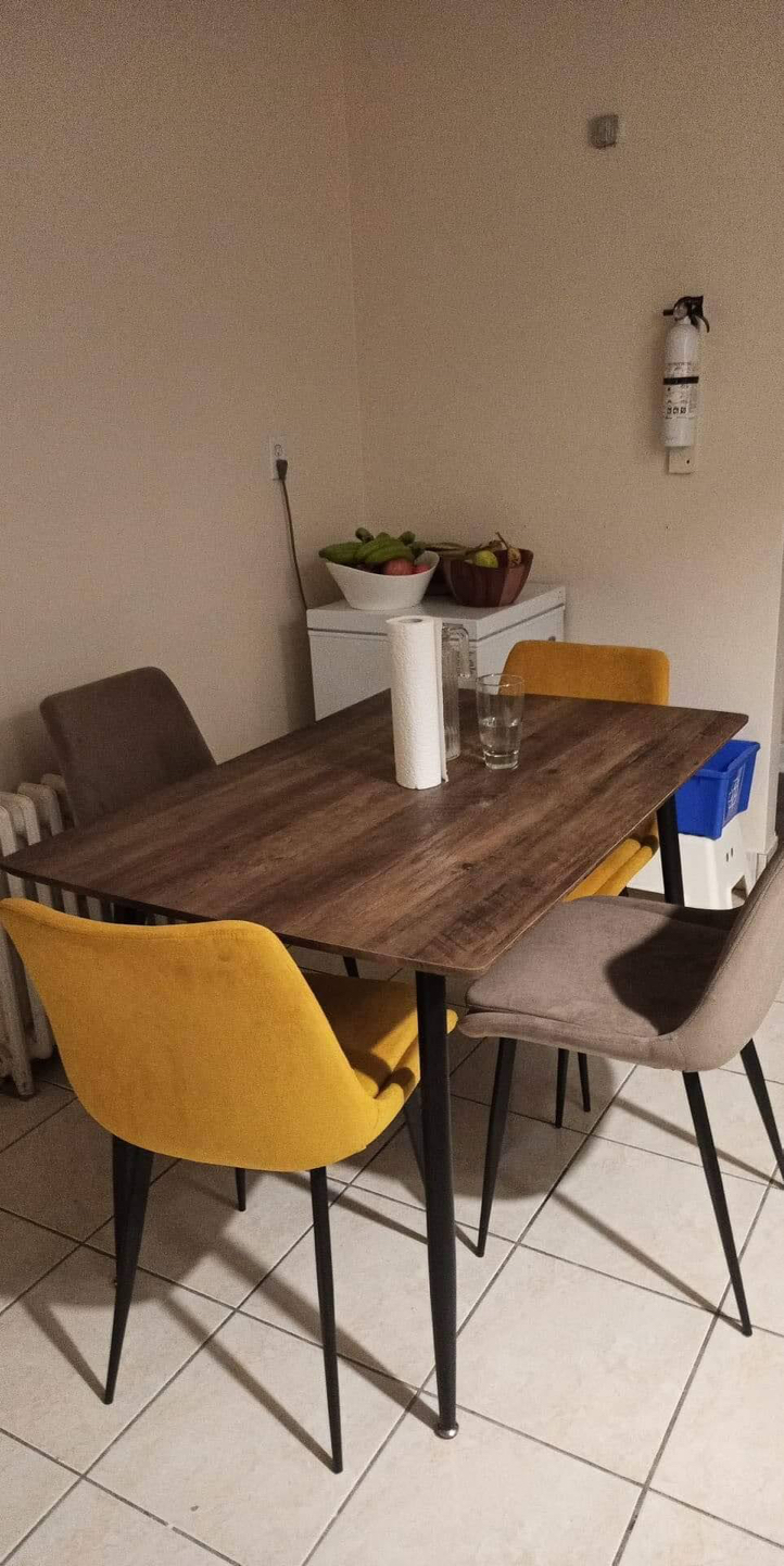 structube Dining table and 4 chairs thumbnail