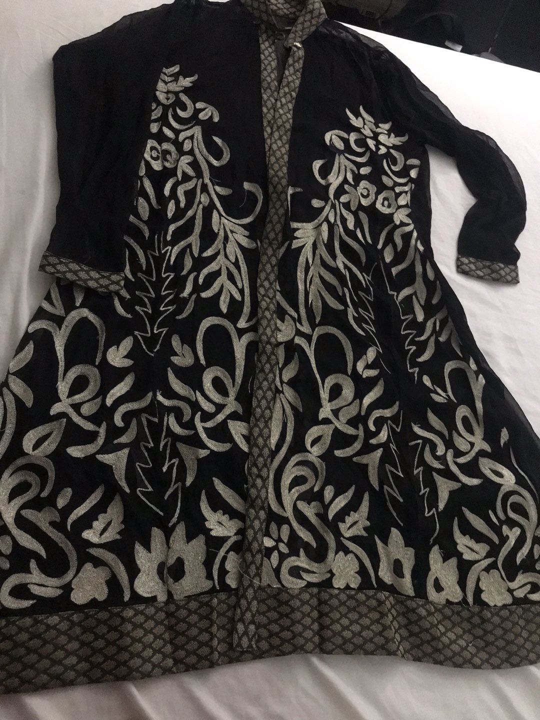 Beautiful embroidered gown Size small/young girl size - photo 2
