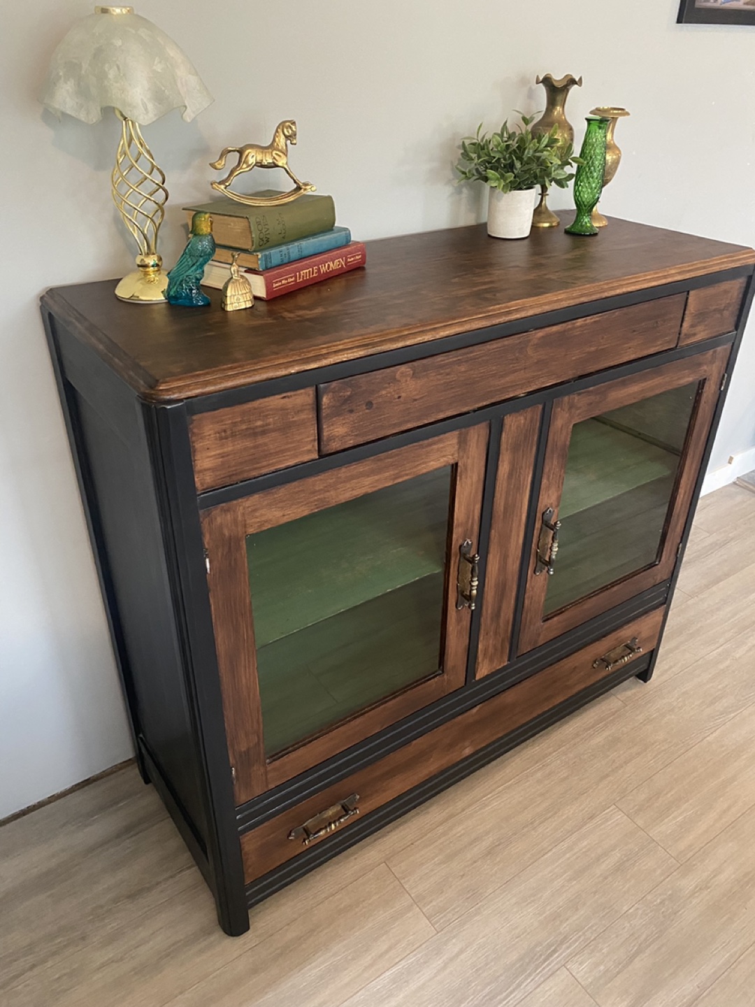Absolutely gorgeous vintage wood sideboard - photo 4
