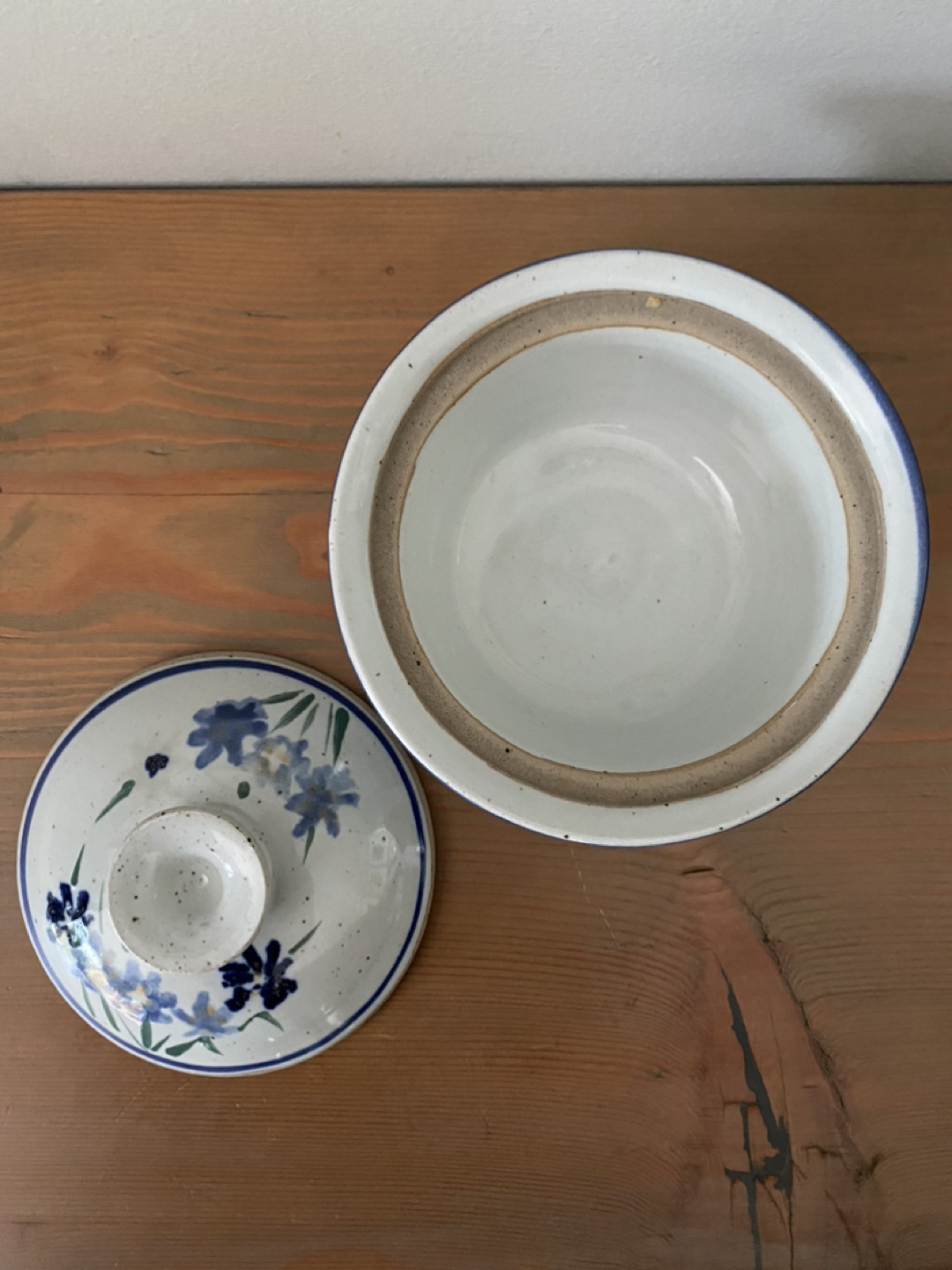Pottery bowl with lid image indicator(2)
