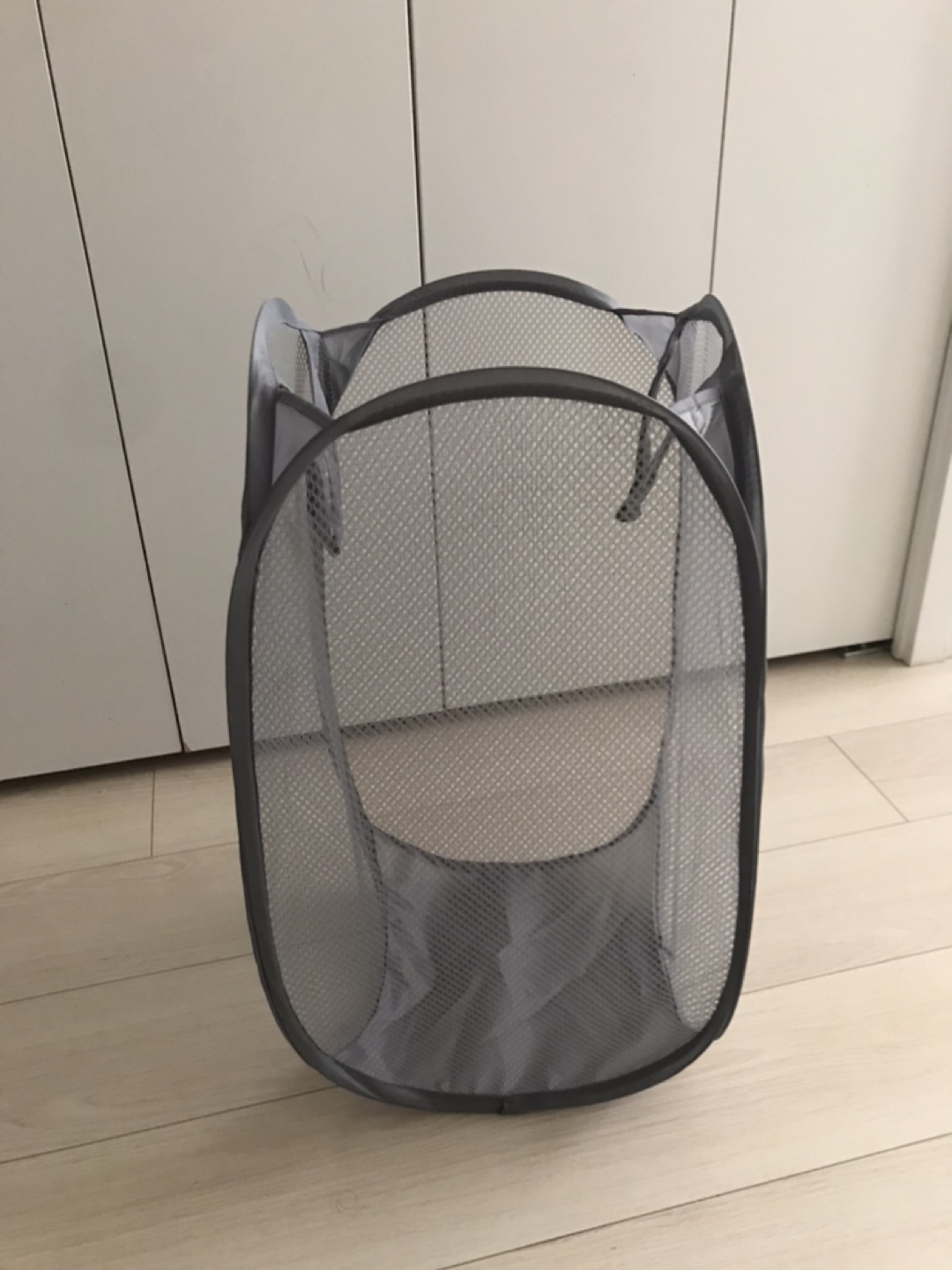 Foldable pop up mesh laundry basket