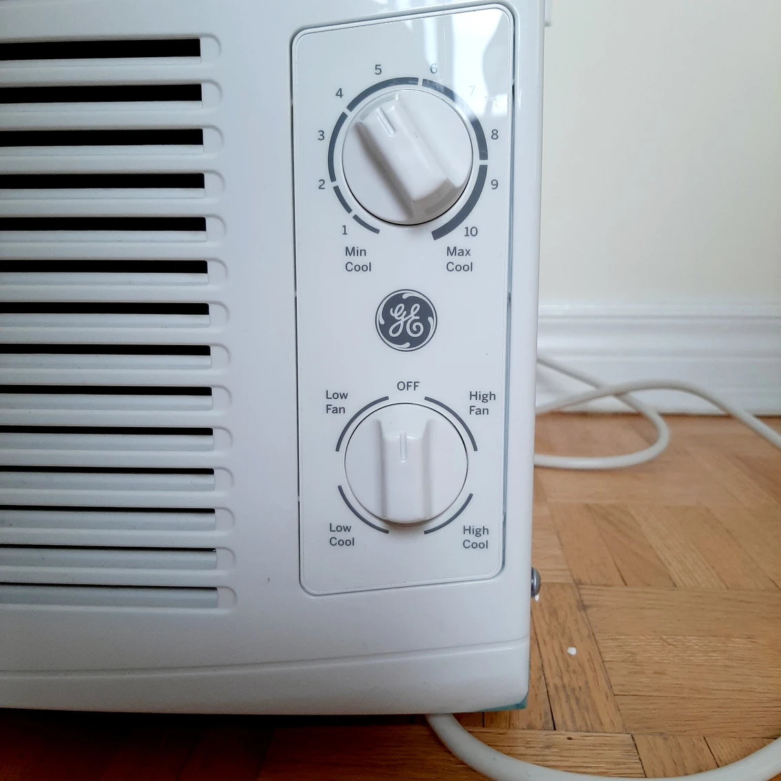 Like New GE 5000 BTU ROOM AIR CONDITIONER image indicator(2)