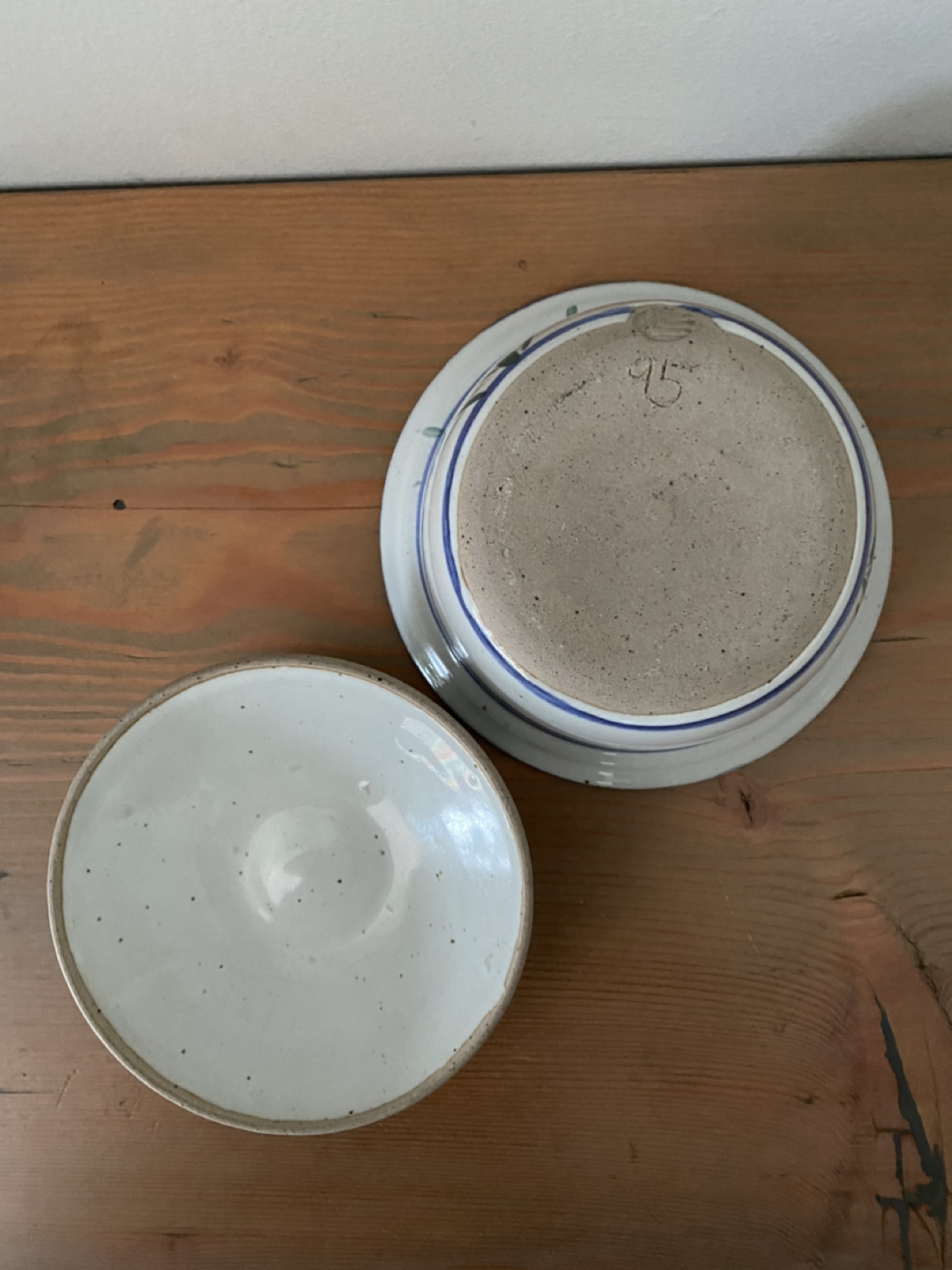 Pottery bowl with lid image indicator(3)