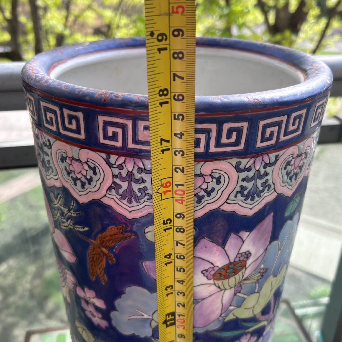 Asian-themed vase/umbrella stand image indicator(3)