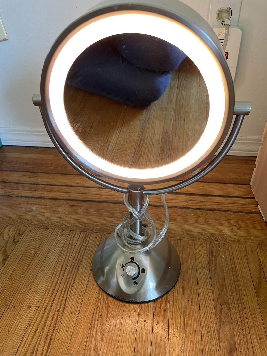 Double sided make up mirror- regular and magnified. image indicator(4)