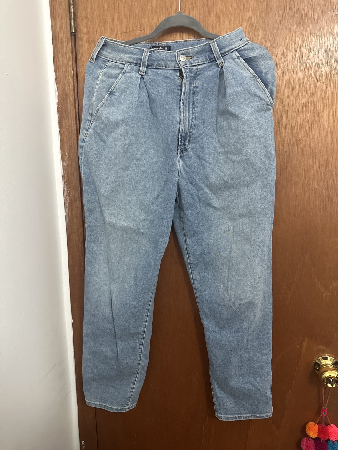 Abercrombie & Fitch A&F size: 28/6R ultra high rise mom jean
