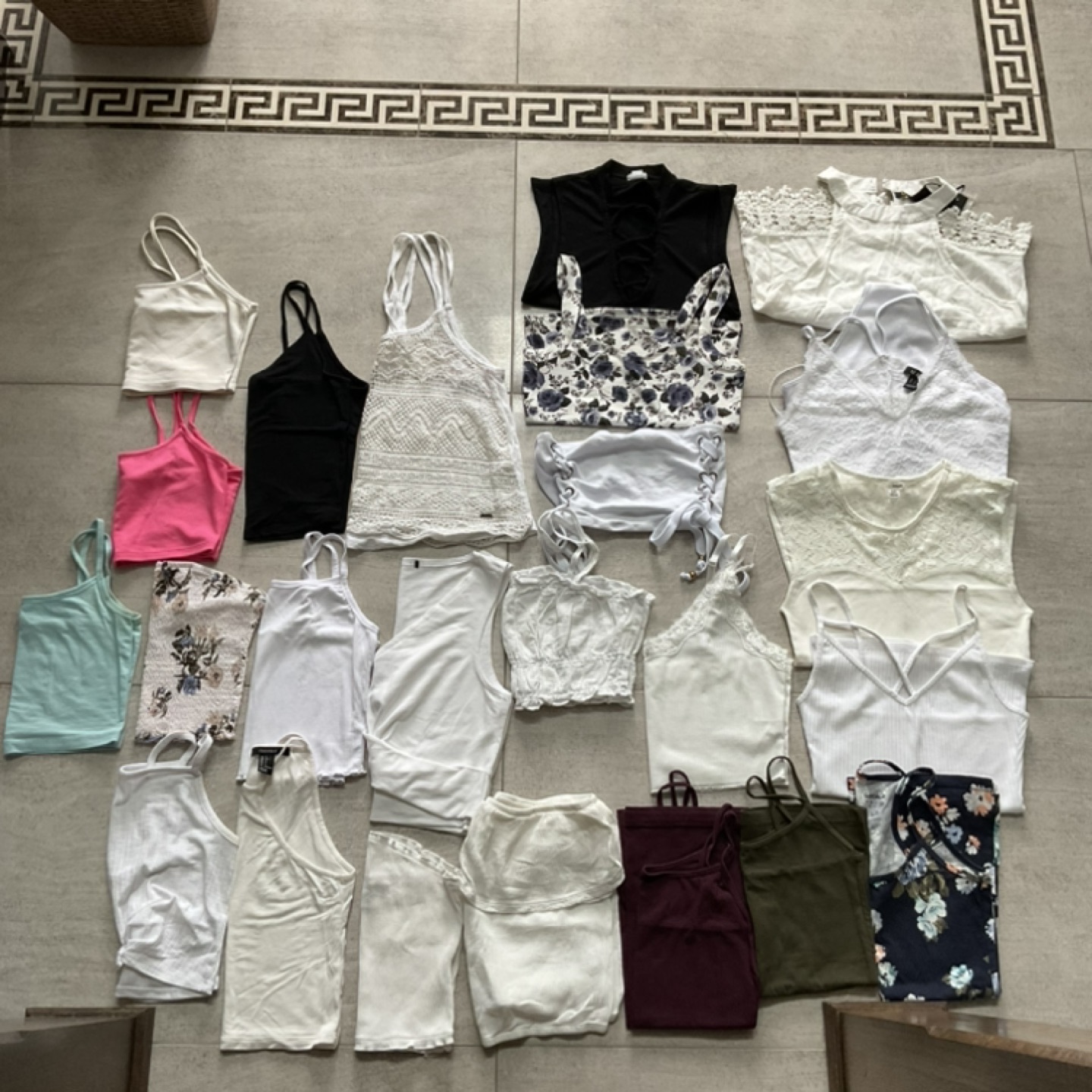🎀 XS/S LOT OF 25 TANK TOPS 🎀 GENTLY USED