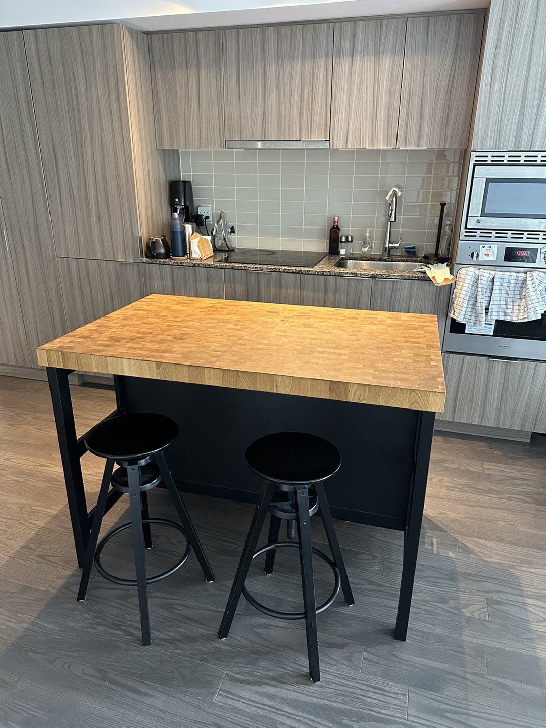 Kitchen island, black/oak table w/chairs - photo 2