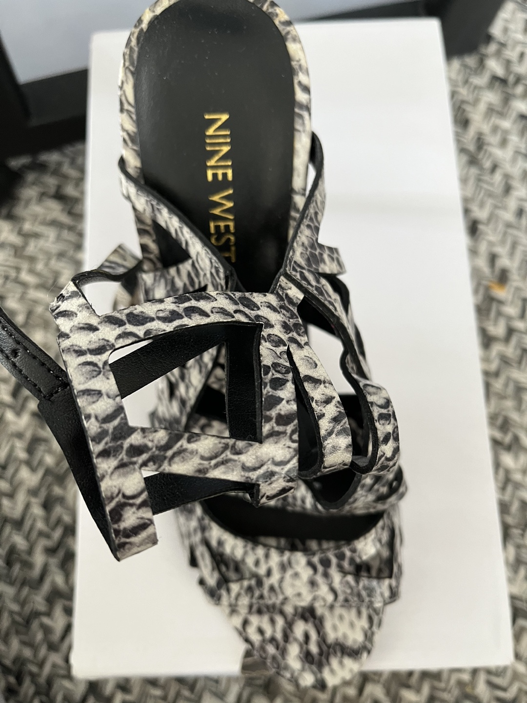 Snake skin toned heel image indicator(3)