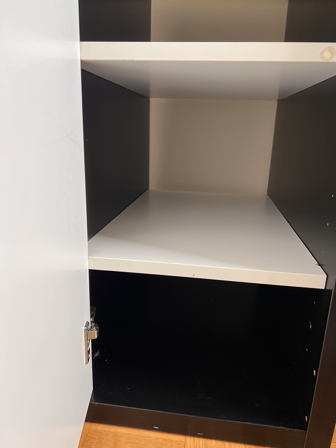 Desk - photo 3