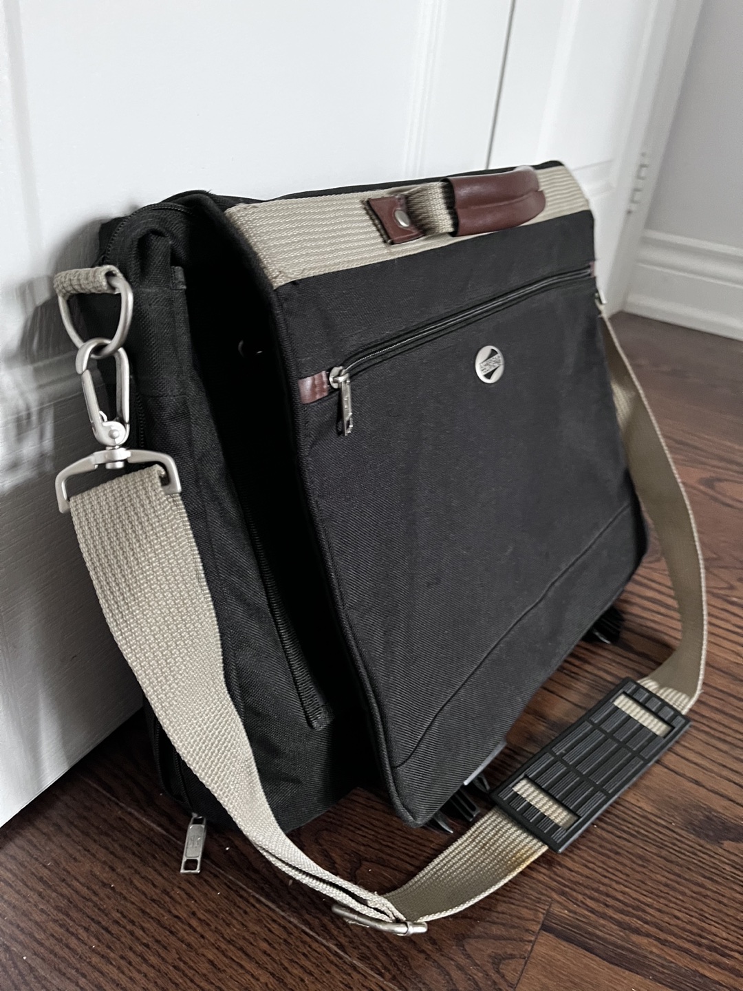 American Tourister messenger, briefcase, computer travel bag image indicator(2)