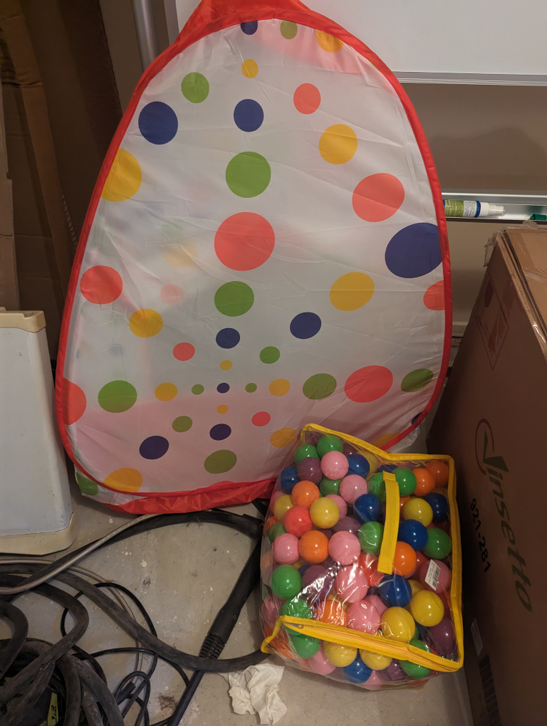 Kids foldable ball pit tent + balls thumbnail