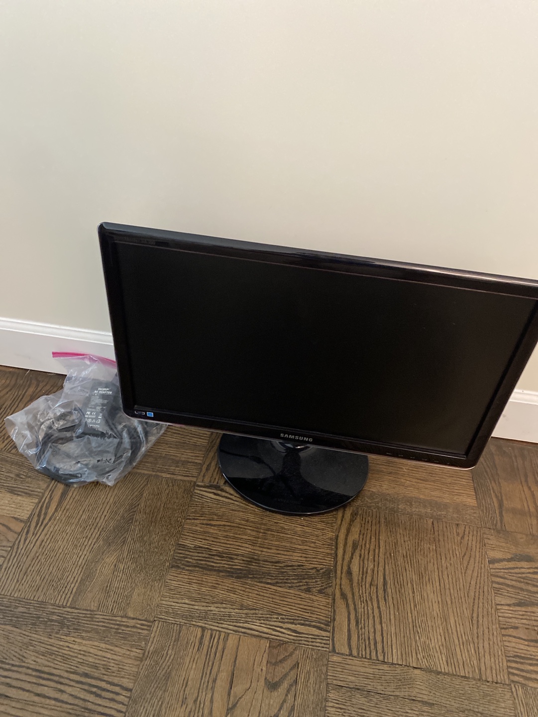 23 inches Monitor