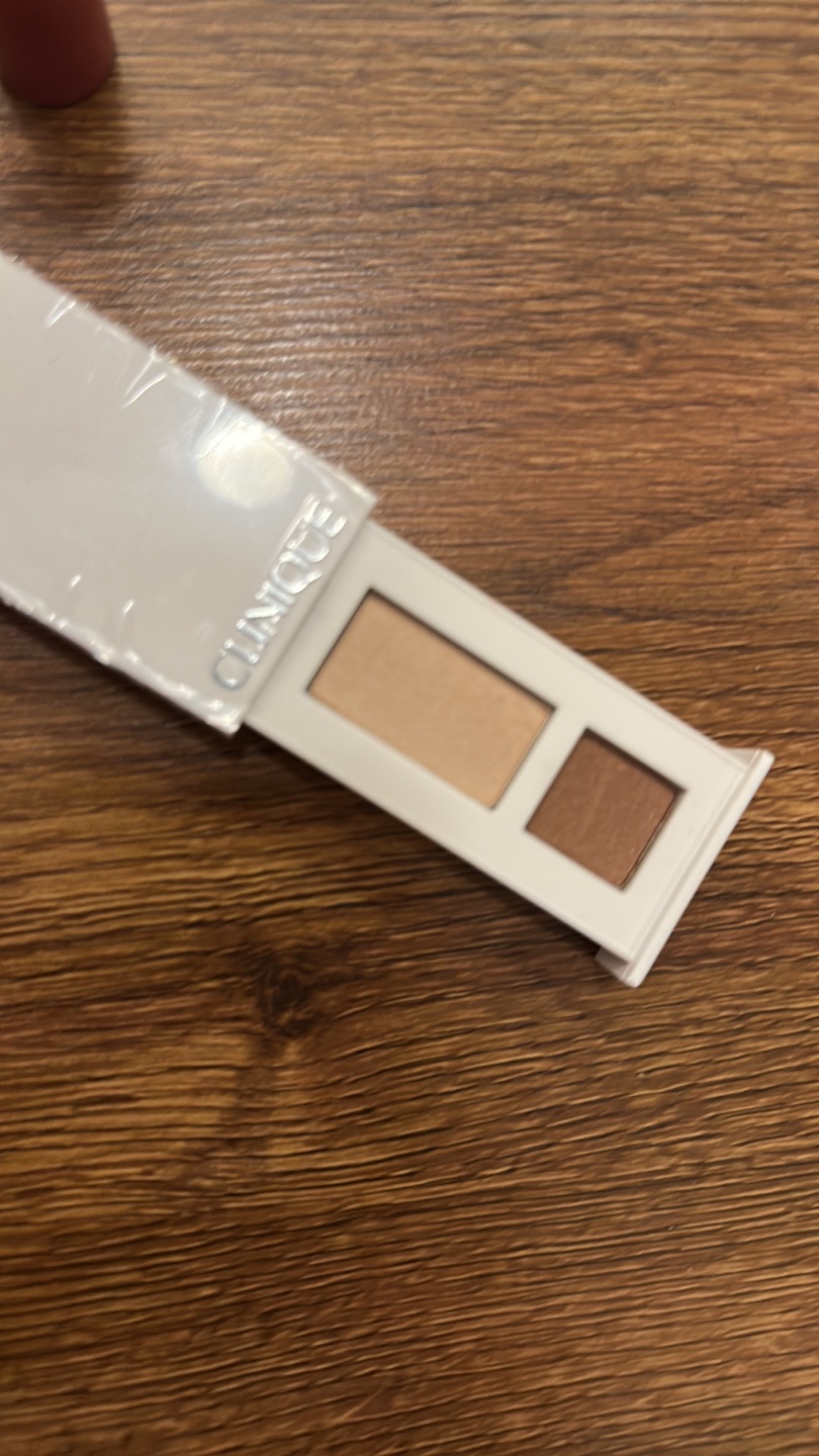 Clinique bundle makeup worth 85$ image indicator(2)