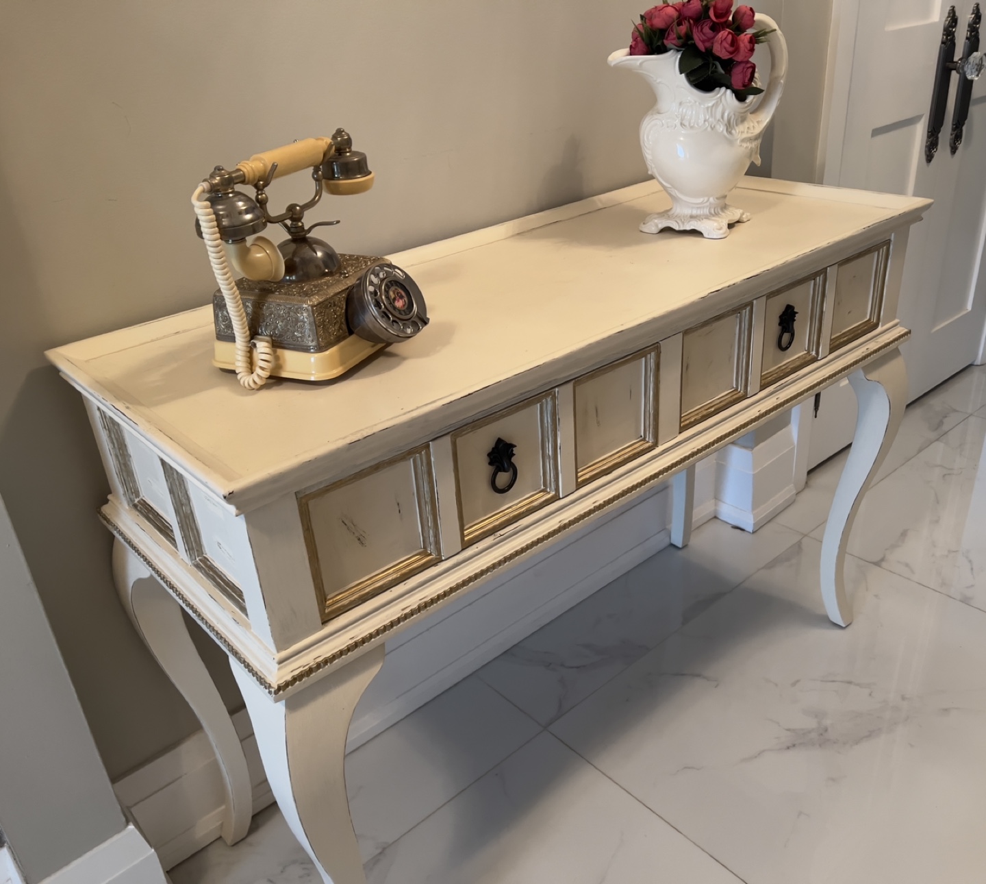 How do you say vintage shabby chic table. Excellent condition image indicator(6)